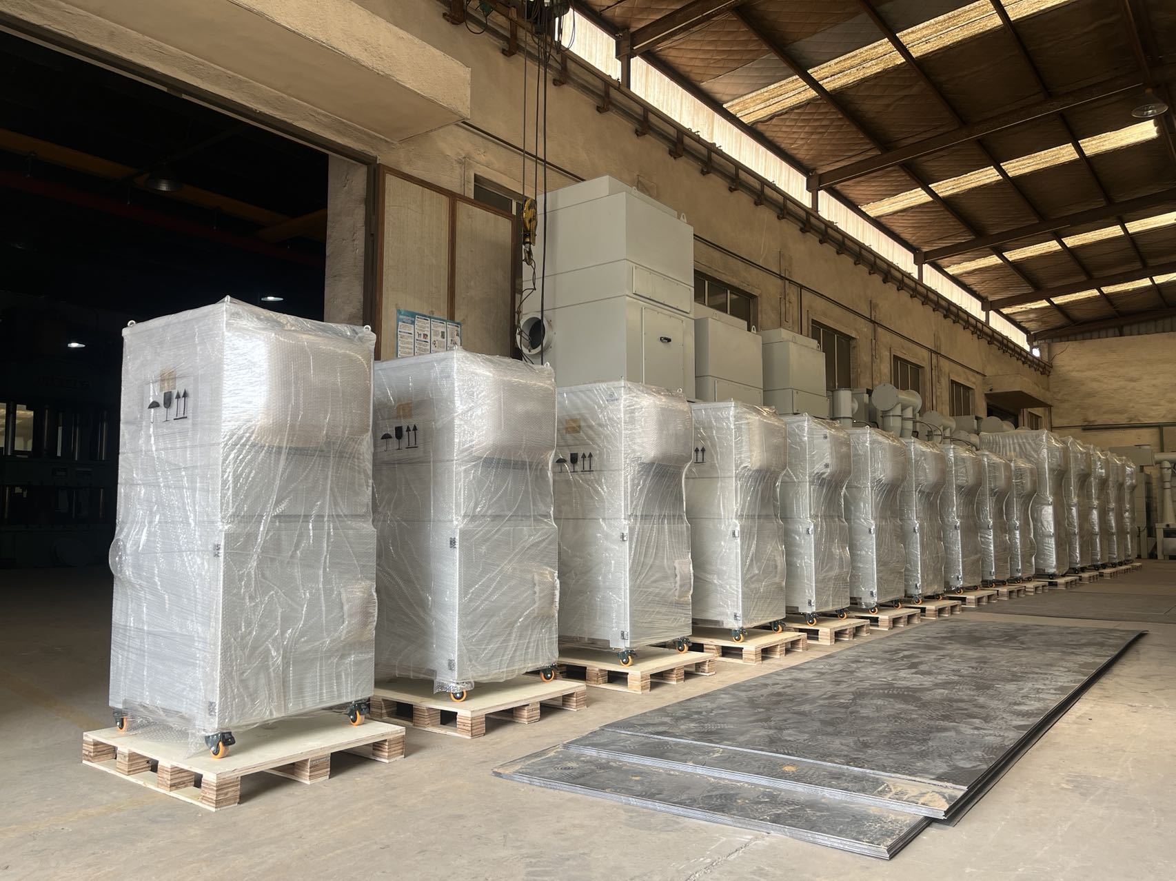 大批量脉冲滤筒除尘器出口到中东地区—张家港乐虎lehu工业吸尘器