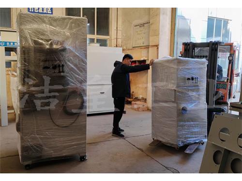 三台脉冲滤筒除尘器打包发货——乐虎lehu工业_乐虎lehu